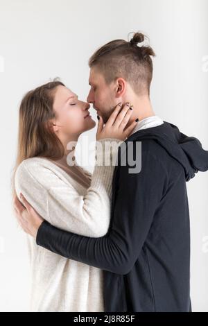 Jeune couple caucasien d'amoureux gros plan portrait vertical sur fond blanc Banque D'Images