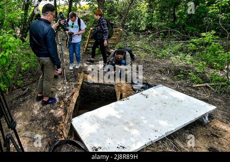 RÉGION de ZAPORIZHHIA, UKRAINE - 17 MAI 2022 - les journalistes se familiarisent avec la ligne de fortification 3rd visant à protéger Zaporizhzhia qui est dans le TH Banque D'Images