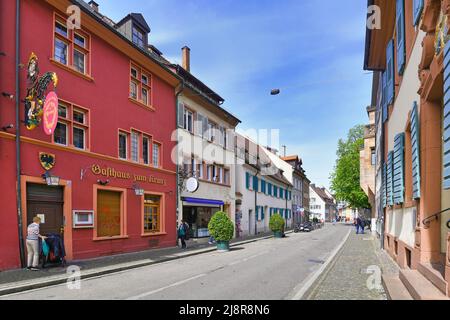 Fribourg, Allemagne - 2022 avril : rue latérale appelée Herrenstrasse dans le centre historique de la vieille ville Banque D'Images