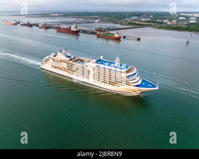 Bateau de croisière Silver Moon arrivant tôt le matin à Southampton. Silversea Cruises est la première ligne de croisière mondiale tout compris, ultra-luxe, Banque D'Images