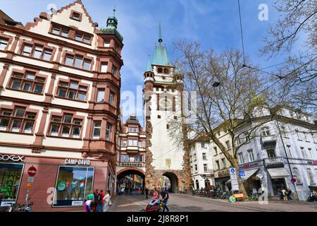 Freiburg, Allemagne - avril 2022 : Tour avec porte appelée 'Martinsport', porte de la ville restante du mur défensif médiéval Banque D'Images