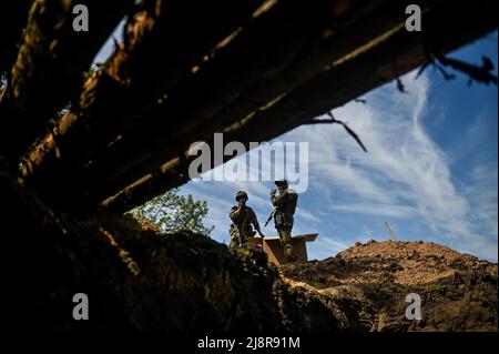 ZAPORIZHZHIA, UKRAINE - 17 MAI 2022 - les soldats se tiennent près des tranchées pour la construction de la ligne de fortification de 3rd visant à protéger Zap Banque D'Images