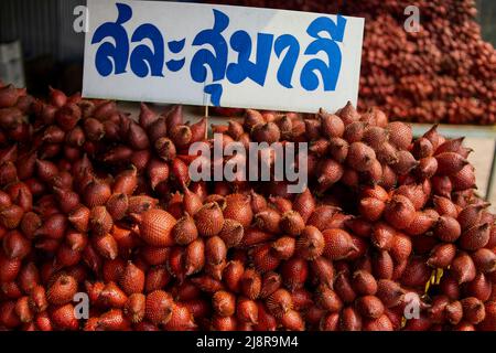 Pile de fruits mûrs zalacca à vendre sur le marché Banque D'Images