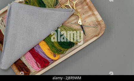 Préparations pour la broderie avec fil de soie gris et multicolore, toutes pour la couture croisée (Cross-Stitch). Banque D'Images