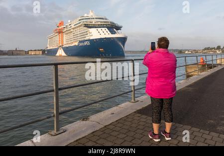 Cobh, Cork, Irlande. 18th mai 2022. Noreen Houlihan fait une pause au cours de sa promenade matinale pour prendre une photo du bateau de croisière Celebrity Apex lorsqu'elle tourne avant l'amarrage à Cobh, Co. Cork, Irlande. - Crédit; David Creedon / Alamy Live News Banque D'Images