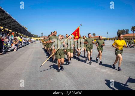 Marine corps recy Depot San D, Californie, États-Unis. 12th mai 2022. Les Marines des États-Unis avec Golf Company, 2nd Recruit Training Battalion, participent à une course de motivation au Marine corps Recruit Depot San Diego, le 12 mai 2022. La course motivationnelle était le dernier événement de forme physique mené dans l'entraînement de recrutement, et la première fois que les amis et la famille de la compagnie de golf ont vu leurs nouvelles Marines. Crédit : U.S. Marines/ZUMA Press Wire Service/ZUMAPRESS.com/Alamy Live News Banque D'Images