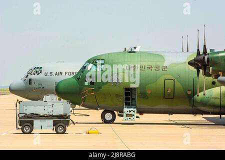 Saint Joseph, Missouri, États-Unis. 12th mai 2022. Un avion Hercules C-130 de la Force aérienne de la République de Corée se trouve sur la ligne de vol à la base de la Garde nationale aérienne de Rosecrans, à St. Joseph (Missouri), le 12 mai 2022. Le C-130s du ROKAF, de la base aérienne de Little Rock et de la base aérienne de Dyess assistait au cours avancé de tactique de l'équipage du centre d'entraînement de transport aérien avancé. L'AATTC offre une formation d'équipage de conduite aux partenaires internationaux, ce qui renforce l'interopérabilité de la coalition. Crédit : U.S. National Guard/ZUMA Press Wire Service/ZUMAPRESS.com/Alamy Live News Banque D'Images