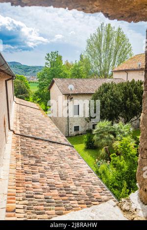 1 mai 2022 - Priverno, Latina, Latium, Italie - Abbaye de Fossanova. Le jardin de la cour, vu du haut d'une petite fenêtre du monastère. Le toit avec Banque D'Images