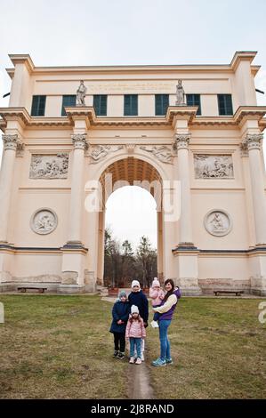 Mère avec quatre enfants au rendez vous, également appelé le Temple Diana, République tchèque. Banque D'Images