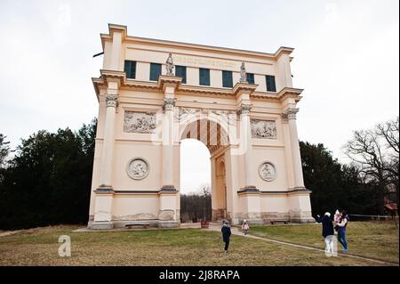 Mère avec quatre enfants au rendez vous, également appelé le Temple Diana, République tchèque. Banque D'Images