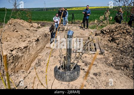 Les journalistes se familiarisent avec la ligne de fortification de 3rd visant à protéger Zaporizhzhia qui est dans la dernière étape de construction, région de Zaporizhzhia, sud-est de l'Ukraine, le 17 mai 2022. Photo de Dmytro Smolyenko/Ukrinform/ABACAPRESS.COM Banque D'Images