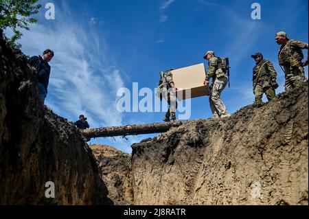 Les soldats ukrainiens ont mis en place la ligne de fortification de 3rd visant à protéger Zaporizhzhia, région de Zaporizhzhia, sud-est de l'Ukraine, le 17 mai 2022. Photo de Dmytro Smolyenko/Ukrinform/ABACAPRESS.COM Banque D'Images