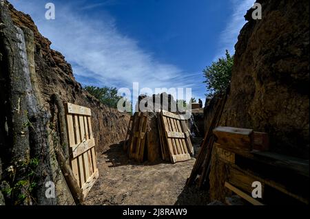 Les tranchées font partie de la ligne de fortification de 3rd visant à protéger Zaporizhzhhia, qui en est à l'étape finale de la construction, région de Zaporizhzhia, sud-est de l'Ukraine, le 17 mai 2022. Photo de Dmytro Smolyenko/Ukrinform/ABACAPRESS.COM Banque D'Images