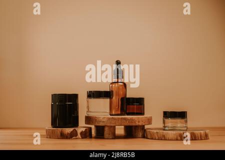 Pots en verre sur fond naturel et table en bois Banque D'Images