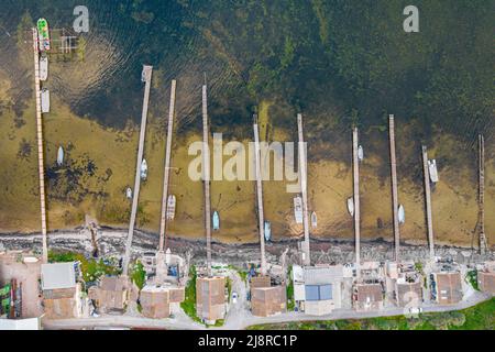 Vue aérienne de la ferme ostréicole d'Étang de Thau (lac Thau) dans le sud de la France Banque D'Images