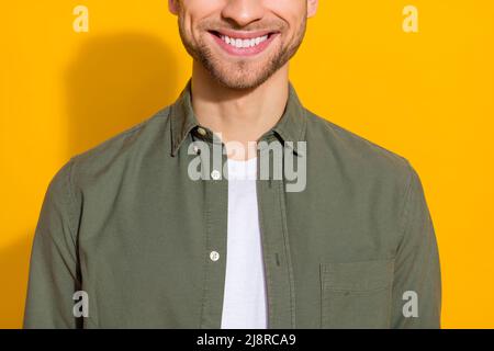 Portrait de vue rognée d'attrayant gai gai guy sain dents blanches isolées sur fond jaune vif Banque D'Images