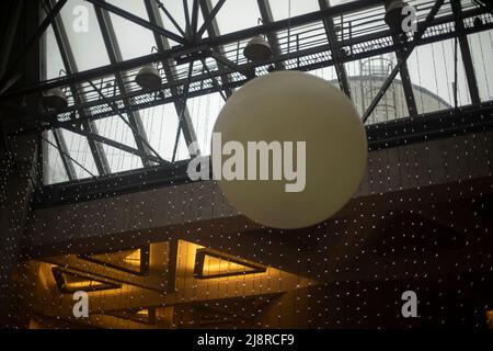 Le ballon est suspendu au plafond. Grande sphère sur fond de toit transparent. Détails de l'architecture moderne. Banque D'Images