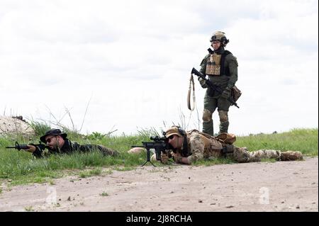 Kiev, Kiev Oblast, États-Unis. 17th mai 2022. Des volontaires civils s'entraîne pour entrer dans l'armée ukrainienne. (Image de crédit : © Michael Brochstein/ZUMA Press Wire) Banque D'Images