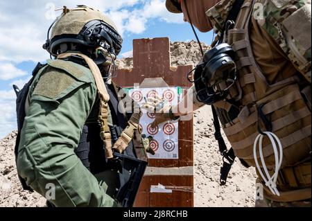 Kiev, Kiev Oblast, États-Unis. 17th mai 2022. Des volontaires civils s'entraîne pour entrer dans l'armée ukrainienne. (Image de crédit : © Michael Brochstein/ZUMA Press Wire) Banque D'Images