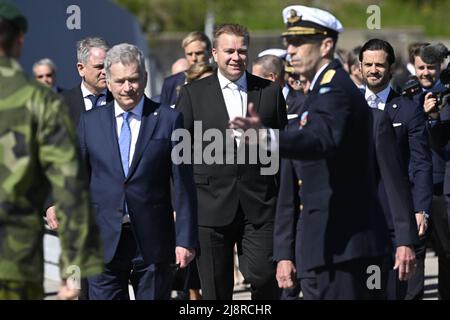 Le président finlandais Sauli Niinisto et le roi Carl Gustaf visitent le régiment de Marines de Stockholm, à Berga, en Suède, le 18 mai 2022, accompagné du prince Carl Philip, ministre finlandais de la Défense, Antti Kaikkonen et du commandant suprême des forces armées suédoises, Micael Bydén. Le président finlandais effectue une visite d’État de deux jours en Suède photo : Henrik Montgomery / TT code 10060 Banque D'Images