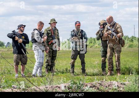 Kiev, Kiev Oblast, États-Unis. 17th mai 2022. Des volontaires civils s'entraîne pour entrer dans l'armée ukrainienne. (Image de crédit : © Michael Brochstein/ZUMA Press Wire) Banque D'Images