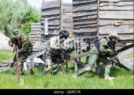 Kiev, Kiev Oblast, États-Unis. 17th mai 2022. Des volontaires civils s'entraîne pour entrer dans l'armée ukrainienne. (Image de crédit : © Michael Brochstein/ZUMA Press Wire) Banque D'Images