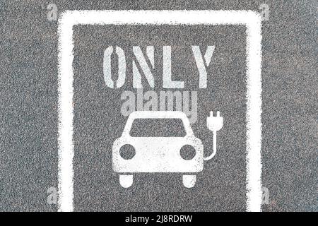 Stationnement pour les voitures électriques uniquement avec des symboles. Station de charge de véhicule électrique avec icône de prise électrique. Banque D'Images