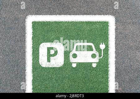 Stationnement pour les voitures électriques uniquement avec des symboles. Station de charge de véhicule électrique avec icône de prise électrique. Banque D'Images