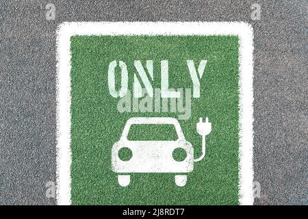 Stationnement pour les voitures électriques uniquement avec des symboles. Station de charge de véhicule électrique avec icône de prise électrique. Banque D'Images