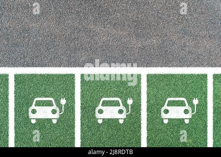 Stationnement pour les voitures électriques uniquement avec des symboles. Station de charge de véhicule électrique avec icône de prise électrique. Copier l'espace. Banque D'Images