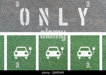 Stationnement pour les voitures électriques uniquement avec des symboles. Station de charge de véhicule électrique avec icône de prise électrique. Banque D'Images