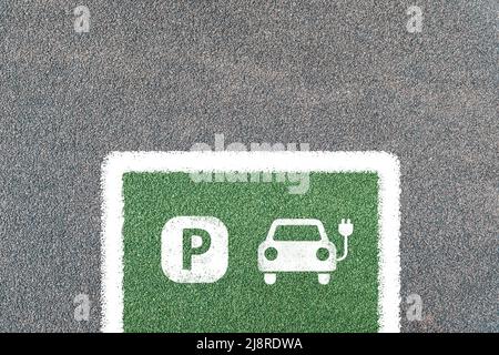 Stationnement pour les voitures électriques uniquement avec des symboles. Station de charge de véhicule électrique avec icône de prise électrique. Copier l'espace. Banque D'Images