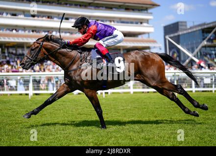 Photo du dossier datée du 16-07-2021 de Frankie Dettori Riding Reach for the Moon qui rentre à la maison pour gagner les piquets de novice EBF bet365 à l'hippodrome de Newbury. Un temps Derby espoir atteindre la Lune est difficile à opposer sur son retour tardif à l'action dans les piquets de Héron de Corail à Sandown. Date de publication : le mercredi 18 mai 2022. Banque D'Images