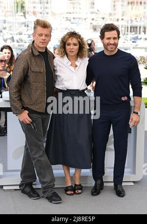 (De gauche à droite) Benjamin Biolay, Valeria Golino et Edgar Ramirez à l'ONU certains considèrent la photocall du jury lors du Festival de Cannes 75th à Cannes, France. Date de la photo: Mercredi 18 mai 2022. Banque D'Images