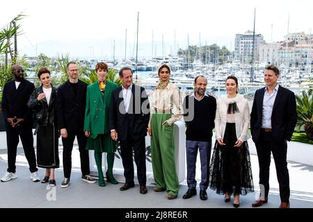 Cannes, France. 17th mai 2022. CANNES - 17 MAI : Ladj Ly, Jasmine Trinca, Joachim Trèves, Rebecca Hall, Vincent Lindon, Deepika Padukone, Asghar Farhadi, Noomi Rapace et Jeff Nichols sur le « JURY » Photocall lors du Festival de Cannes 75th le 17 mai 2022 au Palais des Festivals de Cannes, France. (Photo de Lyvans Boolaky/ÙPtertainment/Sipa USA) crédit: SIPA USA/Alay Live News Banque D'Images