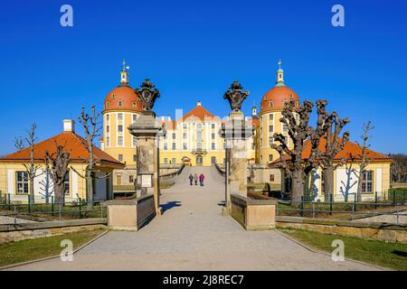 Vue pittoresque depuis le sud du palais de Moritzburg à Moritzburg près de Dresde, Saxe, Allemagne. Banque D'Images