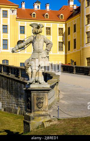 Palais de Moritzburg à Moritzburg près de Dresde, Saxe, Allemagne: Statue d'un chasseur avec chien devant la rampe principale sur le côté sud du palais. Banque D'Images