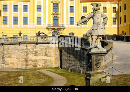 Palais de Moritzburg à Moritzburg près de Dresde, Saxe, Allemagne: Statue d'un chasseur avec chien devant la rampe principale sur le côté sud du palais. Banque D'Images