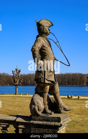 Palais de Moritzburg à Moritzburg près de Dresde, Saxe, Allemagne: Statue d'un chasseur avec chien devant la rampe principale sur le côté sud du palais. Banque D'Images