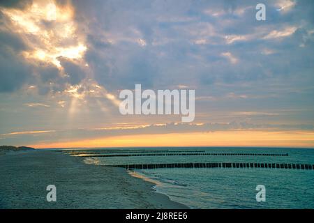 Vue sur les dunes et la mer Baltique au coucher du soleil. Ambiance lumineuse aux couleurs vives Banque D'Images