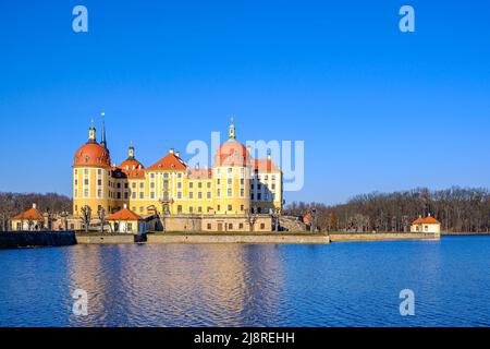 Vue pittoresque depuis le sud du palais de Moritzburg à Moritzburg près de Dresde, Saxe, Allemagne. Banque D'Images