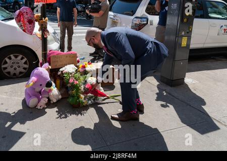 Rafael Salamanca, membre du Conseil de New York, s'arrête en mémoire tandis que la famille, les amis et les voisins sont venus rendre hommage à un mémorial de fortune devant le 995 Fox Street dans le Bronx, NY 17 mai 2022 pour Kyhara Tay, 11 ans. La petite fille a été frappée par une balle perdue lors d'une fusillade qui a eu lieu lundi soir le 16 mai 2022, elle est décédée plus tard à Lincoln hoboital. (Photo de Steve Sanchez/Sipa USA) Banque D'Images