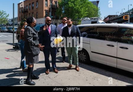 Rafael Salamanca, membre du Conseil de New York, s'arrête en mémoire tandis que la famille, les amis et les voisins sont venus rendre hommage à un mémorial de fortune devant le 995 Fox Street dans le Bronx, NY 17 mai 2022 pour Kyhara Tay, 11 ans. La petite fille a été frappée par une balle perdue lors d'une fusillade qui a eu lieu lundi soir le 16 mai 2022, elle est décédée plus tard à Lincoln hoboital. (Photo de Steve Sanchez/Sipa USA) Banque D'Images