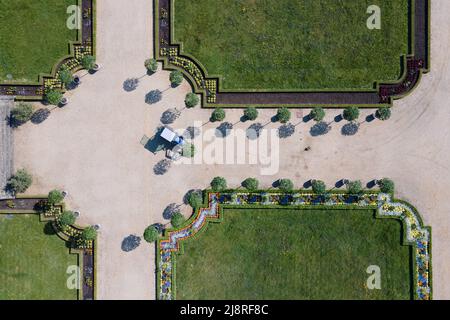 18 mai 2022, Saxe, Heidenau: Les jardiniers des Palais d'Etat, châteaux et jardins de Saxe ont installé des orangers amers dans le parterre supérieur de l'Orangerie du jardin baroque de Großsedlitz (photographie aérienne prise avec un drone). Les plantes exotiques, qui mesurent environ 2,50 mètres, ne peuvent pas être placées dans la cour du Zwinger de Dresde à cause des fouilles archéologiques et des rénovations. Certains des orangers amers ornent donc la zone extérieure du jardin baroque. Photo: Sebastian Kahnert/dpa Banque D'Images