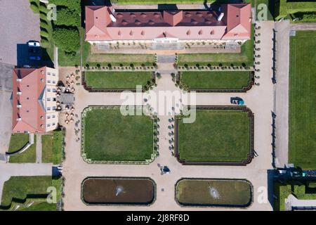18 mai 2022, Saxe, Heidenau: Les jardiniers des Palais d'Etat, châteaux et jardins de Saxe ont installé des orangers amers dans le parterre supérieur de l'Orangerie du jardin baroque de Großsedlitz (photographie aérienne prise avec un drone). Les plantes exotiques, qui mesurent environ 2,50 mètres, ne peuvent pas être placées dans la cour du Zwinger de Dresde à cause des fouilles archéologiques et des rénovations. Certains des orangers amers ornent donc la zone extérieure du jardin baroque. Photo: Sebastian Kahnert/dpa Banque D'Images