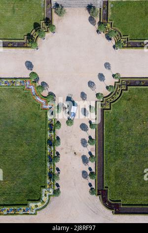 18 mai 2022, Saxe, Heidenau: Les jardiniers des Palais d'Etat, châteaux et jardins de Saxe ont installé des orangers amers dans le parterre supérieur de l'Orangerie du jardin baroque de Großsedlitz (photographie aérienne prise avec un drone). Les plantes exotiques, qui mesurent environ 2,50 mètres, ne peuvent pas être placées dans la cour du Zwinger de Dresde à cause des fouilles archéologiques et des rénovations. Certains des orangers amers ornent donc la zone extérieure du jardin baroque. Photo: Sebastian Kahnert/dpa Banque D'Images