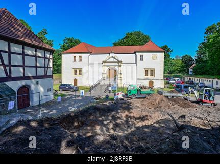 Senftenberg, Allemagne. 18th mai 2022. Vue sur les fouilles de la forteresse de Senftenberg. Actuellement, les fouilles de la forteresse en face du château continuent. Les fouilles archéologiques sont destinées à préparer les travaux de construction. Ces dernières semaines, des armes et des munitions de la première et de la Seconde Guerre mondiale, ainsi que des découvertes d'avant 1900, ont été trouvées sur le terrain du château et sur le rempart historique. Des restes humains ont également été découverts. Credit: Patrick Pleul/dpa/ZB/dpa/Alay Live News Banque D'Images