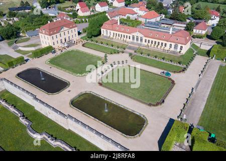 18 mai 2022, Saxe, Heidenau: Les jardiniers des Palais d'Etat, châteaux et jardins de Saxe ont installé des orangers amers dans le parterre supérieur de l'Orangerie du jardin baroque de Großsedlitz (photographie aérienne prise avec un drone). Les plantes exotiques, qui mesurent environ 2,50 mètres, ne peuvent pas être placées dans la cour du Zwinger de Dresde à cause des fouilles archéologiques et des rénovations. Certains des orangers amers ornent donc la zone extérieure du jardin baroque. Photo: Sebastian Kahnert/dpa Banque D'Images