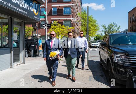 Rafael Salamanca, membre du Conseil de New York, s'arrête en mémoire tandis que la famille, les amis et les voisins sont venus rendre hommage à un mémorial de fortune devant le 995 Fox Street dans le Bronx, NY 17 mai 2022 pour Kyhara Tay, 11 ans. La petite fille a été frappée par une balle perdue lors d'une fusillade qui a eu lieu lundi soir le 16 mai 2022, elle est décédée plus tard à Lincoln hoboital. (Photo de Steve Sanchez/Sipa USA) Banque D'Images