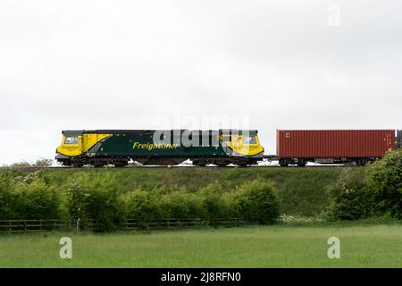 Une locomotive diesel Freightliner de classe 70 n° 70017 tirant un train freightliner, Warwickshire, Royaume-Uni Banque D'Images
